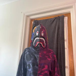 bape hoodie - säljer min bape hoodie pga det är inte min stil längre. köpte för 3000 o säljer den nu för 900. Den är i väldigt bra skick och knappt använd.