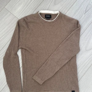 Pull & Bear tröja - Jättefin biege stickad tröja med en vit krage i storlek herr XS. Passar dam M. Aldrig använd 🌸