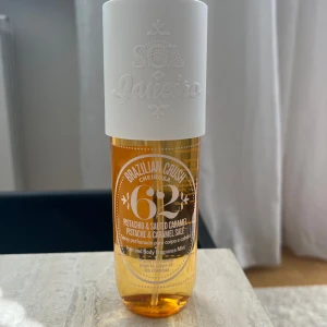 Brazilian Crush Cheirosa '62 - En doftspray för hår och kropp med doften av pistage och salt karamell. Flaskan innehåller 240 ml och har använts endast ett fåtal gånger. Säljer pga felköp. Säljer för 340 kr (nypris ca 419 kr).