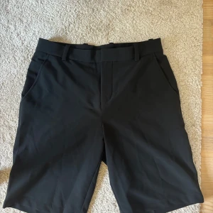 Nike shorts  - Mycket stilrena golf shorts från Nike (Nikegolf) i storlek M. Köpta på Nike officiell för 750kr. Använd 1-2 gånger på grund av att de är för små. Skick 10/10.