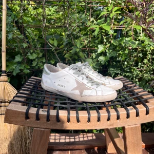 Golden goose  - Golden goose skor, vit 🤩 Skick 7,5/10   Box medföljer självklart📦 Skriv vid minsta lilla fundering😊