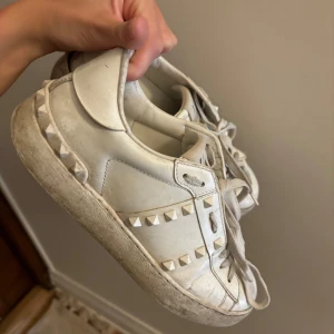 Valentino sneakers  - Ganska slitna men går att tvätta. Ge prisförslag. Har helt nya snören till