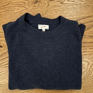 Mörkblå kashmir tröja - Säljer nu min sköna och snygga helt nya stickade kashmir/ull tröja från Grandpa store i Stockholm. Nypris 2300. Skriv vid frågor! 🤝