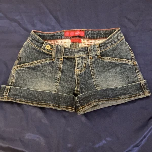 Glo jeans, går att diskuteras. - Det står att det är storlek 0 men det passar xs/s, bra skick. Pris går att diskutera.