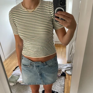 Randig tight t shirt - En superfin bomulls-T-shirt med gröna ränder. Har right passform och skulle säga att den passar en liten L eller M. Tröjan är ifrån Zara och i fint skick! Skriv för frågor💚