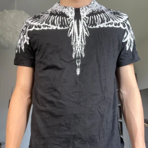 Marcelo Burlon Paintsplash - En svart Marcelo Burlon T-shirt, bra skick. Hör av er vid frågor eller funderingar.