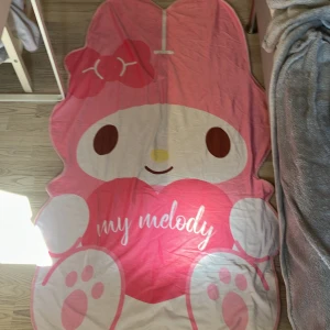 stor och söt my melody filt - jag säljer en jättesöt och fluffig my melody filt för 199kr. orginal priset är 300kr💕 är ganska oanvänd men tvättas såklart innan frakt. kontakta om du har några frågor! :) köparen betalar frakt!