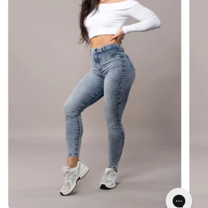 Blå jeansbyxor - Ett par blå jeansbyxor i damstorlek XS. Byxorna är högmidjade och har en tight passform. De är tillverkade i ett stretchigt material för extra komfort. Det är FITJEANS så ni vet, Nypris 1100kr