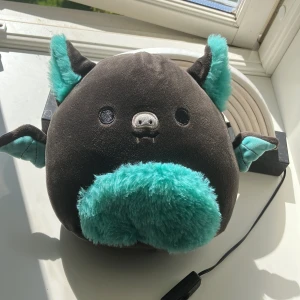 fladdermus squishmallow  - jättesöt fladdermus squishmallow från lekia! nypris : 150kr💕 nästan helt ny men tvättas såklart innan frakt! kontakta om du har några frågor. köparen betalar frakt!
