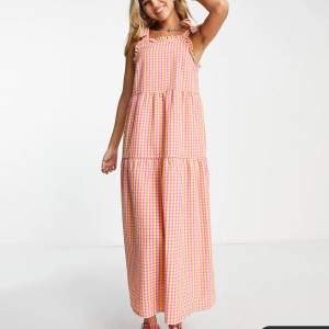 Lång sommarklänning från ASOS. Älskar modellen dock passade inte färgen mig. :)  Nypris 519kr, endast använd 2 gånger. Storlek S men kan nog passa xs-m beroende på.