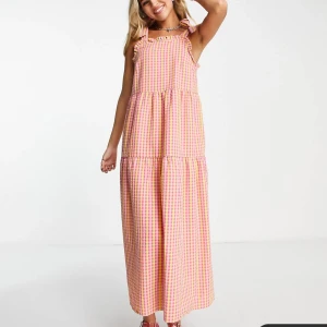 Klänning - Lång sommarklänning från ASOS. Älskar modellen dock passade inte färgen mig. :)  Nypris 519kr, endast använd 2 gånger. Storlek S men kan nog passa xs-m beroende på.