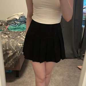 Kjol - Veckad kjol från hm som inte kommer till användning 