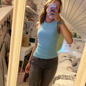 turkos topp -  jättefin turkos topp från only🫶🏼 köpt för 150kr och säljer för 100kr🤍 använd kanske 10 gånger men är i gott skick 💕köparen står för frakten