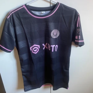 Inter Miami - Hej säljer denna Inter Miami tröjan med Messi på ryggen för att den blivit för liten för mig. Och användes bara 2 gånger Köptes i Thailand, Står storlek S men tycker XS passar också.🌟
