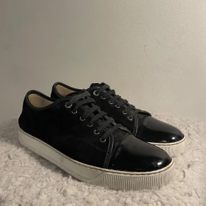 Lanvin skor - Hej! Vi säljer nu dessa otroligt snygga Lanvin skor. Skorna är i toppskick 9/10. Med skorna medföljer dustbag. Hör av dig vid frågor!