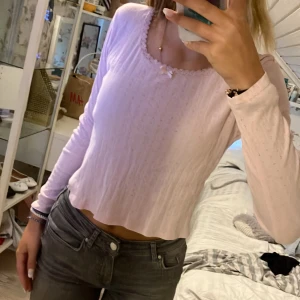 söt rosa tröja  - jättesöt rosa tröja från h&m! ganska använd men tvättas såklart innan frakt! inga märken eller fläckar vad jag vet 🫶🏼köparen står för frakten