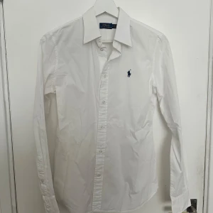 Polo skjorta - Säljer denna Raffe skjortan då den är för liten för mig. Skicket är bra, inga konstigheter, behöver bara strykas. Skriv vid funderingar!
