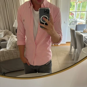 Ralph Lauren skjorta ”Stretch Oxford” - Hej, säljer nu min fina Ralph Lauren skjorta storlek S slimfit. Den är i nyskick och kommer vara otroligt snygg i sommar. Nypris 1500kr! Vi kommer att sälja liknande produkter nu i sommar så glöm inte följa profilen!🌊🍾