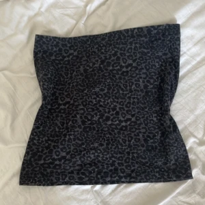 Leopard bandeautopp - Jättegullig topp som köptes här på Plick. Storlek L ungefär men jag kan sy in den för de som vill det. Hör gärna av er med frågor💕