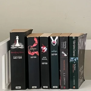 Twilightserien - Säljer Twilightserien!  - Hela serien i hardcover och på svenska. Gott skick.