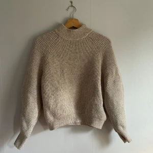 Stickad tröja  - Stickad tröja, säljer då den inte kommer till användning 