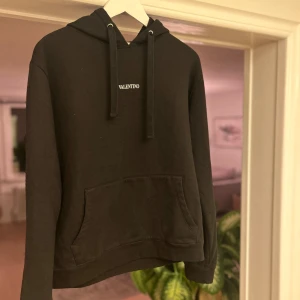 Valentino hoodie svart - Valentino hoodie svart  Storlek: M Cond: 9.5/10 (knappt använd)  Storlek: M Nypris: 10.000kr Mitt pris: 2500kr inklusive frakt  Kvitto från Haiendo finns! 