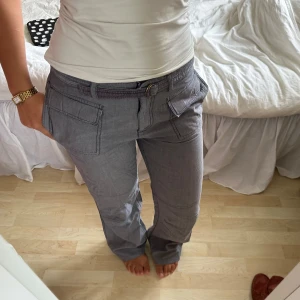 gråa cargo byxor - lågmidjade cargobyxor från esprit i storlek 36. innerbenslängd: 77 cm. midjemått tvärs över: 38 cm