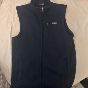 Patagonia väst - tja! säljer denna den är i bra skick alla drag kedjor funkar.