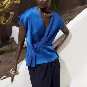 Blå glansig topp Knut från ZARA - Glansig topp i blå i storlek M  Helt oanvänd inget fel med den eftersom jag aldrig har haft på mig den, den passar även S✨🤍 Köptes för 329  