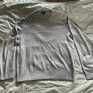 Cashmere tröja - Ljusgrå 100% cashmere tröja från Uniqlo. Inköpspris: 1399kr. Tröjan är i gott skick och inga som helst deffecter. Skriv för fler frågor 