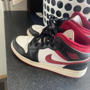 Jordan skor - Säljer mina Jordan skor köptes för 1800,eller så kan jag göra byte med Air force storlek 38-39