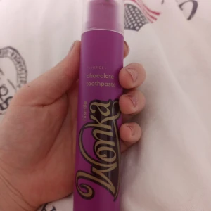 Hismile  - Säljer hismile tandkräm i smaken Wonka (chocolate), den är testad 1 gång! Säljer den för 80kr! 