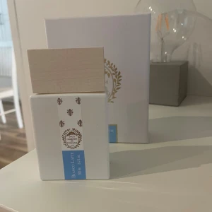 Bianco latte  - Då intresset inte finns lika mycket längre ( köpt på mig några genom året🙃) så säljer jag även denna. Änvond men i gott skick. Skulle säga att den har minst 80% kvar. Luktar helt fantastiskt men tröttnat på den tyvärr Kvitto finns att få, orginalbox