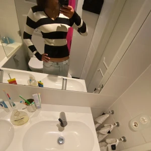 Cool tröja - Säljer denna assnygga randiga tröjan då den inte kommer till användning🩷🩷🩷 vet inte storlek men passar mig med xs/s