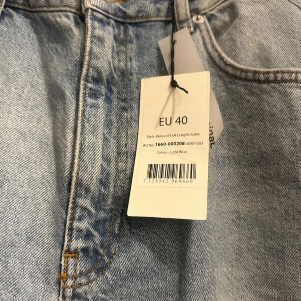 Jeans NA-KD  Storlek 40 Passar även strl 38 Blåa Modell: Relaxed Full Lenght Jeans  Denim Midjemått: 78cm Innerbenslängd: 80cm Högmidjade och utsvängda. Jeans & Byxor.