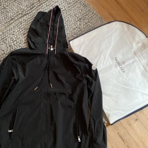 Moncler windbreaker XL - Väldigt fin moncler vind/regnjacka i nyskick. Qr kod finns såklart. Storlek 5 (XL) men passar L också, hör av er vid fundering