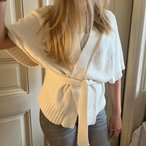 Kortärmad kofta - Säljer denna så coola men fina vita kortärmade koftan som du kan ha lite hur du vill och som är perfekt till både sommaren och hösten. ☺️ Säljer för att den tyvärr inte kommer till användning, köpt second hand men fint skick! 🌸