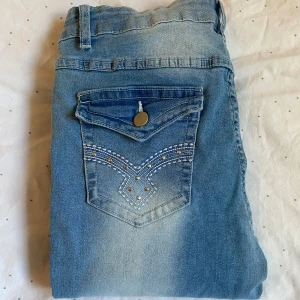 Mid-Waisted, bootcut flared jeans - Innerbenslängd: 78,5 cm Skick: Bärit runt 3-5 gånger