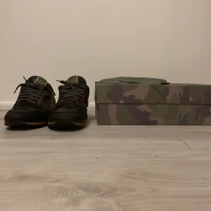 Valentino rockrunners - Tja säljer dessa rockrunners för att dom inte passar längre Skicket är 7/10 är smutsiga för har varit i skogen men kan fixa de mockan är helt okej har box och dustbag