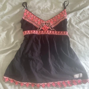 Odd molly linne - Mönstrat svart linne från odd molly, aldrig använd. Fråga om gärna om fler bilder <3