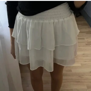 Volangkjol - Vit volangkjol från Chelsea. I princip oanvänd 🌸 Säljer en likadan i blå! 