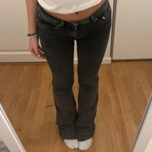 Svarta lågmidjade jeans - Svarta lågmidjade jeans ❤️