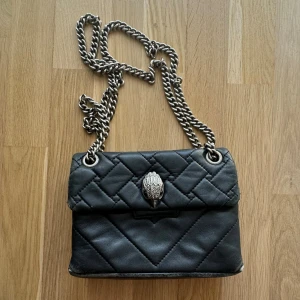 Kurt geiger väska  - Denna väska lägger ja ut för att se vad folk är villiga att betala för den! Haft den i ish 2 år och använt den en del. Den är sliten runt kanterna men annars är den fullt fungerande! Fortfarande osäker om jag vill sälja så ni får erbjuda egna priser!