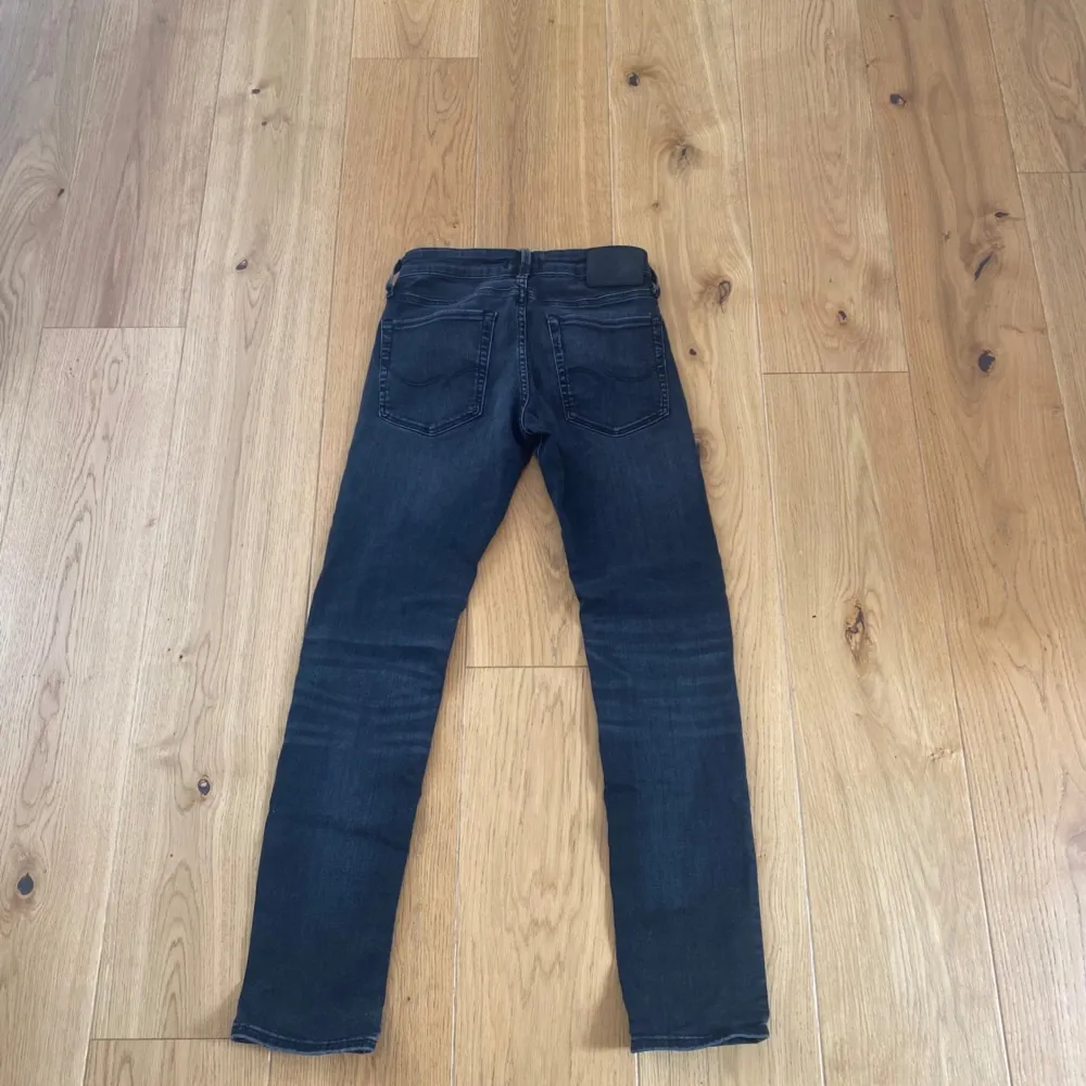 Jack and Jones jeans som är riktigt schyssta i storlek 28/30 . Skicket är som nytt. Moddelen heter Glenn passformen är Slim. Vid funderingar och intresse kontakta mig även om ni vill ha fler bilder. Jeans & Byxor.