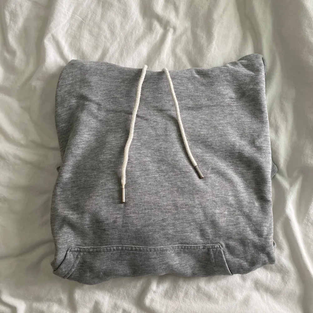 Grå hoodie från H&M i bra skick!. Hoodies.