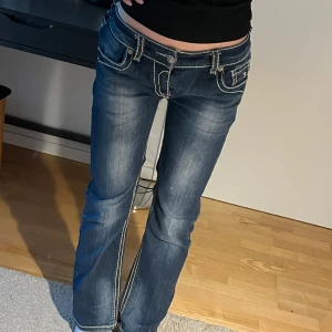 Vintage jeans - Köpta på Vinted och är lite insydd i midjan. Midja 34cm innerben 71cm