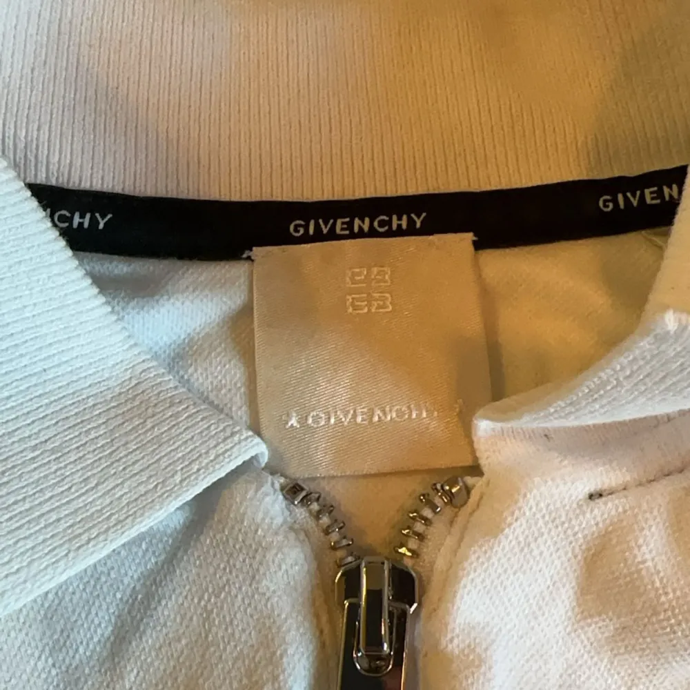 Helt ny givenchy piké i storlek 140 cm!  Inga defekter, säljer pga att den är för liten. Jätte skön, jätte stilig passar till allt. Mitt pris-450,nypris-1600. T-shirts.