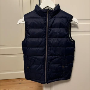 Ralph Lauren väst - Tja,säljer en riktigt snygg Ralph Lauren väst. Man kan vända ut och in på den så blir de en annan färg på vesten.  Mitt pris: 349kr | Ny pris: 2200kr.  Kom dm för frågor! Pris kan diskuteras!