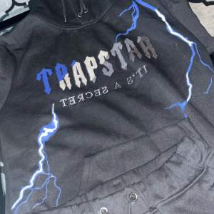 Ny fräsch Trapstar dress använd Max 2 gånger den är i storlek M jätte fin färg och detaljer på den här den är jätte bekväm och lätt att ha på sig men ändå med stil