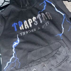 Trapstar tracksuit  - Ny fräsch Trapstar dress använd Max 2 gånger den är i storlek M jätte fin färg och detaljer på den här den är jätte bekväm och lätt att ha på sig men ändå med stil